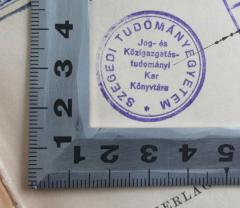 - (Szegedi Tudományegyetem Jog- és Közigazgatástudományi Kar Könyvtára), Stempel: Berufsangabe/Titel/Branche, Ortsangabe; 'Szegedi Tudományegyetem
Jog- és Közigazgatástudományi Kar Könyvtára
'.  (Prototyp)