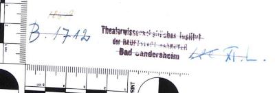 - (Theaterwissenschaftliches Institut (Bad Gandersheim)), Stempel: Name, Ortsangabe, Signatur; 'Theaterwissenschaftliches Institut der HAUPTSTADT HANNOVER Bad Gandersheim

[von Hand ergänzt:] 18649 / B.1712 / L2e[?] XI.L.'. 