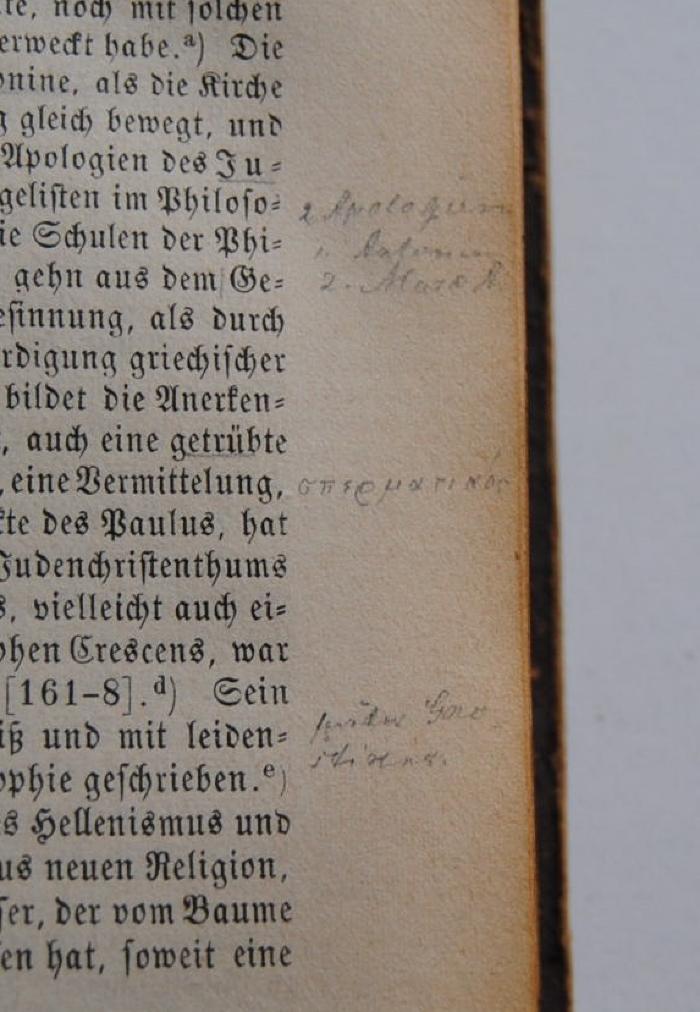 - (unbekannt), Von Hand: Notiz, Annotation; '[diverse Anstreichungen und Notizen im gesamten Buch]'. 