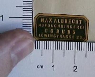 - (Max Albrecht Hofbuchbinderei Coburg), Etikett: Buchbinder; 'Max Albrecht 
Hofbuchbinderei 
Coburg 
Löwenstraße 23'.  (Prototyp)