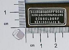 - (Schrobsdorff'sche Buch-u. Kunsthandlung Düsseldorf), Etikett: Name; 'Schrobsdorff'sche Buch-u. Kunsthandlung Düsseldorf Königsallee 8.'.  (Prototyp)