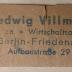 -, Papier: Lesezeichen; 'Vorderseite: Hedwig Villmo[...]
[Seifen] * Wirtschaftsartik[...]
Berlin-Friedenau
Aufbaustraße 29

Rückseite: 15 [...]'