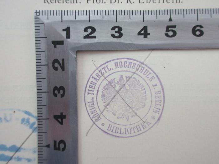 - (Bibliothek der Königlichen Thierärztlichen Hochschule zu Berlin), Stempel: Berufsangabe/Titel/Branche, Ortsangabe; 'Königl. Tierärztl. Hochschule z. Berlin
* Bibliothek *'.  (Prototyp)