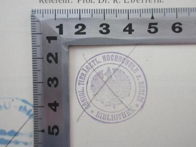- (Bibliothek der Königlichen Thierärztlichen Hochschule zu Berlin), Stempel: Berufsangabe/Titel/Branche, Ortsangabe; 'Königl. Tierärztl. Hochschule z. Berlin
* Bibliothek *'.  (Prototyp)