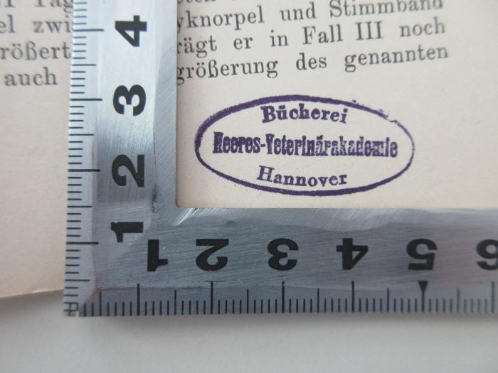 - (Bücherei Heeres-Veterinärakademie Hannover), Stempel: Berufsangabe/Titel/Branche, Ortsangabe; 'Bücherei Heeres-Veterinärakademie Hannover'.  (Prototyp)
