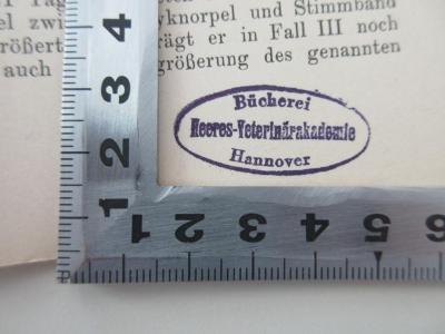 - (Bücherei Heeres-Veterinärakademie Hannover), Stempel: Berufsangabe/Titel/Branche, Ortsangabe; 'Bücherei Heeres-Veterinärakademie Hannover'.  (Prototyp)