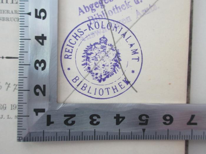 - (Bibliothek Reichs-Kolonialamt), Stempel: Berufsangabe/Titel/Branche; 'Bibliothek Reichs-Kolonialamt'.  (Prototyp)