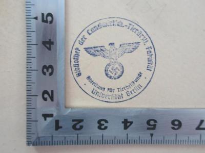 - (Bibliothek der Landwirtschatlich-Tierärztlichen Fakultät - Universität Berlin - Abteilung für Tierheilkunde), Stempel: Berufsangabe/Titel/Branche; 'Bibliothek der Landwirtsch.-Tierärztl. Fakultät 
Universität Berlin
Abteilung für Tierheilkunde'.  (Prototyp)
