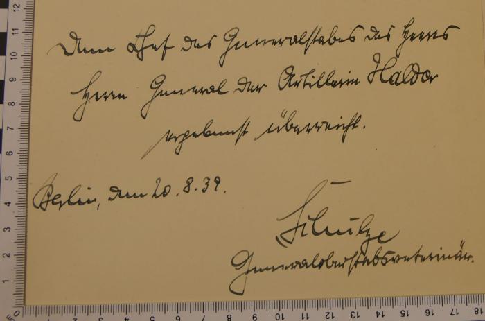 - (Halder, Franz), Von Hand: Widmung; 'Dem Chef des Generalstabes des Heeres Herrn Generalder Artillerie Halder ergebenst überreicht.
Berlin, den 20.8.39. Schulze Generaloberstveterinär '. 