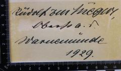 - (Megede, Rudolf zur ), Von Hand: Name, Datum, Ortsangabe; 'Rudolf zur Megede, 
Oberst a.D 
Warnemünde 1929.'. 