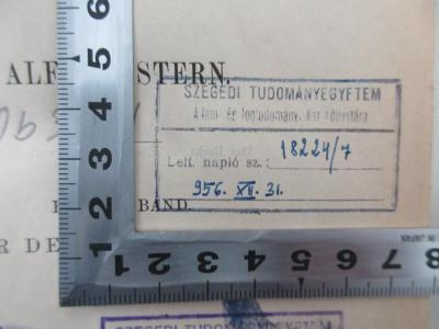 - (Szegedi Tudományegyetem;Szegedi Tudományegyetem Á lam és logtudomány. Kar Könyvtára), Stempel: Berufsangabe/Titel/Branche, Ortsangabe, Inventar-/ Zugangsnummer, Nummer; 'Szegedi Tudományegyetem
Á lam és logtudomány. Kar Könyvtára
Leit. napló sz.: 18224/7
956. XII.31.'. 