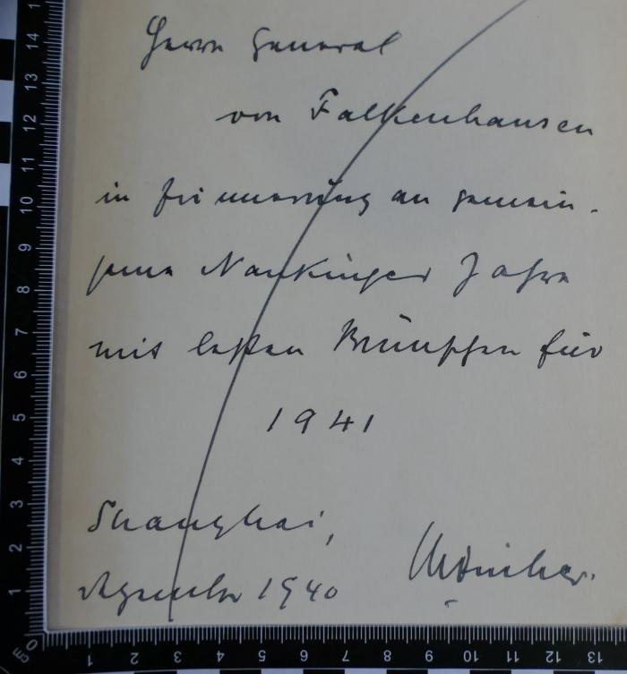- (Falkenhausen, Alexander von), Von Hand: Widmung, Name, Datum, Ortsangabe; 'Herrn General von Falkenhausen in Erinnerung an gemeinsame NankingerJahre mit besten Wünschen für 1941 Shanghai Dezember 1940 […]“'. 