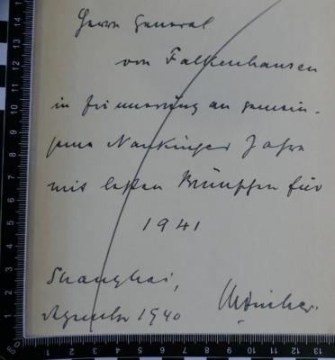 - (Falkenhausen, Alexander von), Von Hand: Widmung, Name, Datum, Ortsangabe; 'Herrn General von Falkenhausen in Erinnerung an gemeinsame NankingerJahre mit besten Wünschen für 1941 Shanghai Dezember 1940 […]“'. 