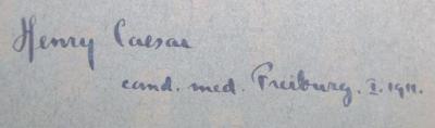 Kk 1139 1: Pathologische Anatomie : Ein Lehrbuch für Studierende und Ärzte. Erster Band: Allgemeine Ätologie, Allgemeine pathologische Anatomie (1909);- (Caesar, Henry), Von Hand: Autogramm, Name, Berufsangabe/Titel/Branche, Ortsangabe, Datum; 'Henry Caesar
cand. med. Freiburg. I. 1911.'. 