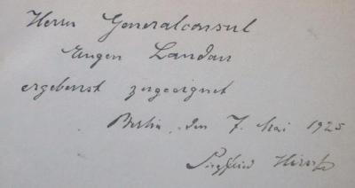 XII 1551 ah: Die Bank, ihre Geschäftszweige und Einrichtungen : Eine gemeinverständliche Einführung in das Bankfach (1925);- (Landau, Eugen;Hirsch, Siegfried), Von Hand: Widmung, Name, Berufsangabe/Titel/Branche, Ortsangabe, Datum, Autor; 'Herrn Generalkonsul Eugen Landau ergebenst zugeeignet
Berlin, den 7. Mai 1925
Siegfried Hirsch'. 