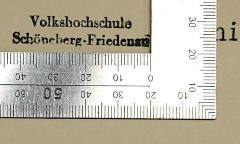 - (Volkshochschule Schöneberg-Friedenau), Stempel: Berufsangabe/Titel/Branche, Name, Ortsangabe; 'Volkshochschule Schöneberg-Friedenau'.  (Prototyp)