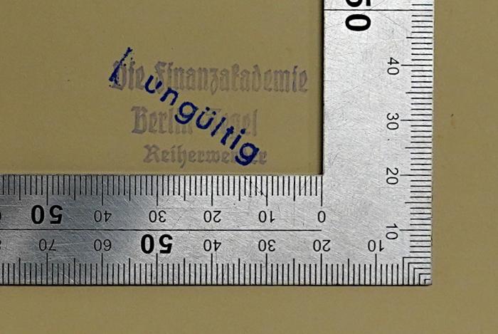 SA 102 : Verfassungsrecht des Großdeutschen Reiches  (1939);- (Die Finanzakademie, Reiherwerder), Stempel: Berufsangabe/Titel/Branche, Name, Ortsangabe; 'Die Finanzakademie Berlin Tegel Reiherwerder'. 