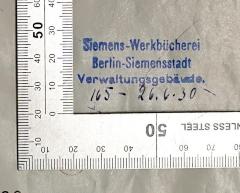 - (Siemens und Halske Aktiengesellschaft. Bücherei), Stempel: Name, Ortsangabe, Datum, Nummer; 'Siemens-Werkbücherei Berlin-Siemensstadt Verwaltungsgebäude. 165-26.6.30'. 