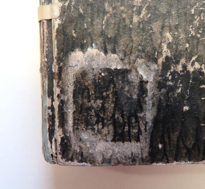 - (unbekannt), Klebespuren: ; '[Kleberest eines Signaturschilds]'. 