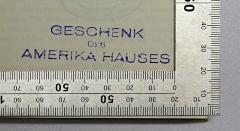 - (United States Information Center Berlin), Stempel: Name, Besitzwechsel; 'Geschenk des Amerika Hauses'. 