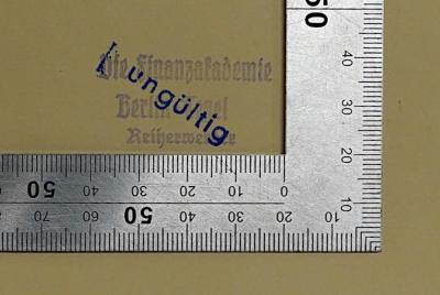 SA 102 : Verfassungsrecht des Großdeutschen Reiches  (1939);- (Die Finanzakademie, Reiherwerder), Stempel: Berufsangabe/Titel/Branche, Name, Ortsangabe; 'Die Finanzakademie Berlin Tegel Reiherwerder'. 