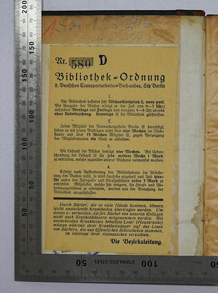 SA 1330-14 : 14. Jahres-Bericht des Arbeiter-Sekretariats und Kassen-Bericht der Berliner Gewerkschafts-Kommission pro 1902 (um 1903);- (Centralverband der Handels-, Transport-, Verkehrsarbeiter und Arbeiterinnen Deutschlands;Deutscher Transportarbeiter-Verband), Etikett: Berufsangabe/Titel/Branche, Notiz, Ortsangabe, Signatur; 'Nr. 580 D
Bibliothek-Ordnung d. Deutschen Transportarbeiter-Verbandes, Sitz Berlin 
[...]'. 