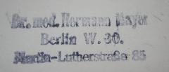 - (Mayer, Hermann), Stempel: Berufsangabe/Titel/Branche, Name, Ortsangabe; 'Dr. med. Hermann Mayer
Berlin W. 30.
Martin-Lutherstraße 85'.  (Prototyp)
