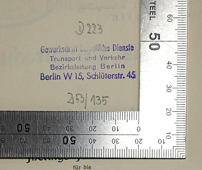 SA 413 : Das Privatrecht der Arbeitstarifverträge (1907);- (Gewerkschaft öffentliche Dienste Transport und Verkehr Bezirksleitung Berlin), Stempel: Name, Ortsangabe, Berufsangabe/Titel/Branche, Signatur; 'Gewerkschaft öffentliche Dienste 
Transport und Verkehr 
Bezirksleitung Berlin
Berlin W 15, Schlüterstr. 45
D 223 253/135
'. 