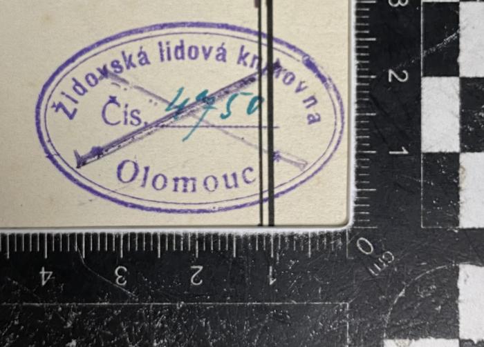- (Židovská lidová knihovna Olomouc), Stempel: Name; 'Židovská lidová knihovna Olomouc čís. 4750'.  (Prototyp)