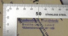 - (Krankenhaus Waldfriede), Stempel: Berufsangabe/Titel/Branche, Name, Ortsangabe; 'Krankenhaus Waldfriede, Berlin-Zehlendorf, Fischerhüttenstraße 99-100'.  (Prototyp)