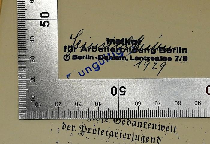 SA 247&lt;3&gt; : Die religiöse Gedankenwelt der Proletarierjugend (1926);-, Von Hand: Autogramm, Name; '[Heinrich] [M...] 1929'