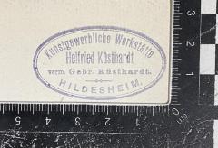 - (Kunstgewerbliche Werkstätte Helfried Küsthardt vorm. Gebr. Küsthardt. Hildesheim;Küsthardt, Helfried), Stempel: Name; 'Kunstgewerbliche Werkstätte Helfried Küsthardt vorm. Gebr. Küsthardt. Hildesheim'.  (Prototyp)