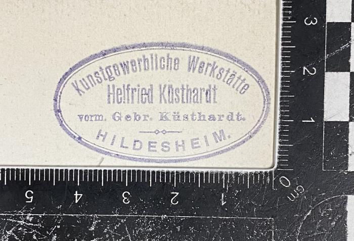 - (Kunstgewerbliche Werkstätte Helfried Küsthardt vorm. Gebr. Küsthardt. Hildesheim;Küsthardt, Helfried), Stempel: Name; 'Kunstgewerbliche Werkstätte Helfried Küsthardt vorm. Gebr. Küsthardt. Hildesheim'.  (Prototyp)