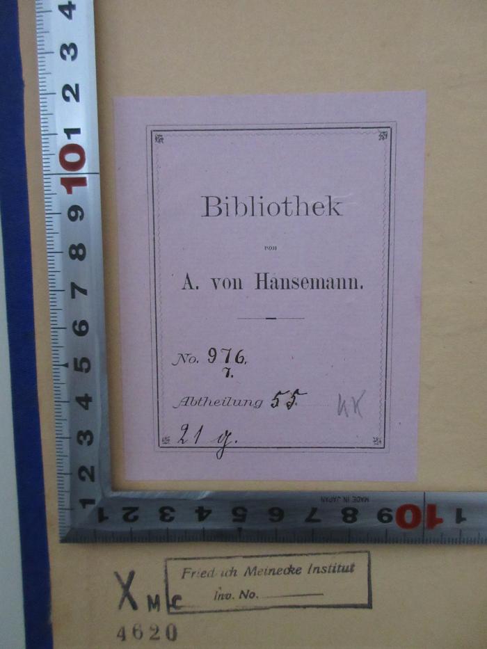 - (Hansemann, Adolph von), Etikett: Berufsangabe/Titel/Branche, Inventar-/ Zugangsnummer; 'Bibliothek A. von Hansemann, No 976, 7. Abt. 55 21 g.'. 