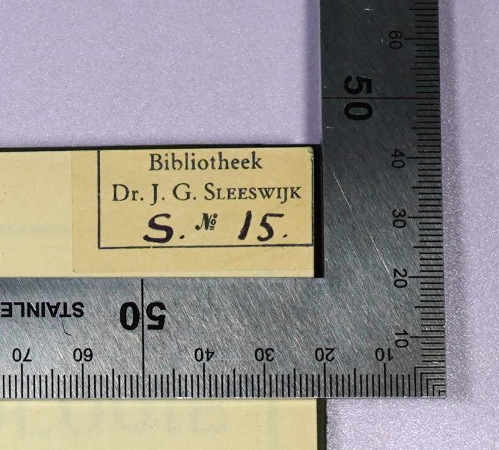 H 3 /MOO 1 : Zur Soziologie des Witzblattes (1915);- (Sleeswijk, Dr. Jan Gerard), Etikett: Name, Nummer; 'Bibliotheek
Dr. J. G. Sleeswijk
S. No 15..'. 