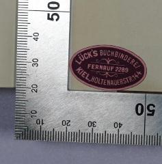 G45 / 3343 (Lück's Buchbinderei (Kiel)), Etikett: Buchbinder, Name, Ortsangabe; 'Lück's Buchbinderei
Kiel, Holtenauerstr. 14
Fernruf 2289'.  (Prototyp)