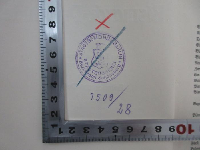 - (Stadtbücherei (Schöneberg, Berlin)), Stempel: Berufsangabe/Titel/Branche, Ortsangabe, Inventar-/ Zugangsnummer, Wappen; 'Stadtgemeinde Berlin Stadtbücherei Bezirksamt Schöneberg 1509/28'. 