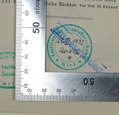 G 8 /HER 2 : Die Kabinettsbildung nach der Weimarer Verfassung unter dem Einfluß der politischen Praxis (1927);G45 / 3437 (Institut für Staatsforschung), Stempel: Name, Berufsangabe/Titel/Branche, Ortsangabe, Signatur; 'Institut für Staatsforschung Kiel 28.VI.1932, ab 412 K'. 