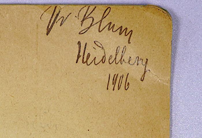 A 2/SIM 128 : Philosophie der Mode (1905);- (Blum, [?] Dr.), Von Hand: Name, Ortsangabe, Datum; 'Dr. Blum, Heidelberg 1906'. 