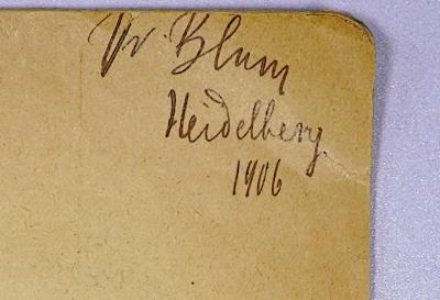 A 2/SIM 128 : Philosophie der Mode (1905);- (Blum, [?] Dr.), Von Hand: Name, Ortsangabe, Datum; 'Dr. Blum, Heidelberg 1906'. 