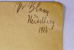 - (Blum, [?] Dr.), Von Hand: Name, Ortsangabe, Datum; 'Dr. Blum, Heidelberg 1906'. 