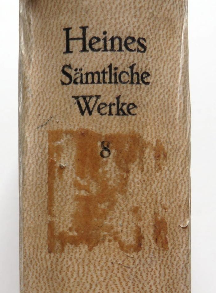 - (unbekannt), Klebespuren: ; '[entfernt]'. 