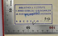 - (Bibliothek des Instituts für Arbeiterbildung Berlin-Dahlem), Stempel: Name, Berufsangabe/Titel/Branche, Ortsangabe, Signatur; 'Bibliothek d. Instituts f. Arbeiterbildung BLN-Dahlem ab: XI/69 Neue Signatur u. Systematik F 717'. 