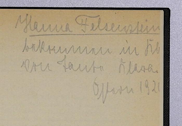 Ig 244 : Die Gesellschaft: 16. Die Schule
 (1907);- (Felsenstein, Hanna), Von Hand: Name, Ortsangabe, Datum; 'Hanna Felsenstein bekommen in [...] von Tante Klara, Ostern 192[...]'. 