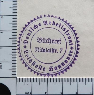 - (Deutsche Arbeitsfront. Bücherei. Leihstelle Hannover), Stempel: Name, Ortsangabe; 'Deutsche Arbeitsfront / Leihstelle Hannover / Bücherei / Nikolaistr. 7'.  (Prototyp)