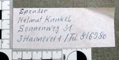 - (Kunkel, Helmut), Etikett: Name, Ortsangabe; 'Spender / Helmut Kunkel / Sonnenweg 31 / 3 Hannover 1 / / Tel. 816980'. 