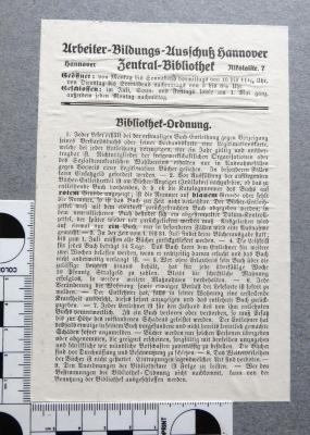 - (Arbeiter-Bildungs-Ausschuß Hannover. Zentral-Bibliothek), Etikett: Name, Ortsangabe; 'Arbeiter-Bildungs-Ausschuß Hannover / Zentral-Bibliothek / Hannover Nikolaistr. 7 / Geöffnet: von Montag bis Sonnabend vormittags von 10 bis 11 1/2 Uhr, von Dienstag bis Sonnabend nachmittags von 5 bis 8 1/2 Uhr. / Geschlossen: im Juli, Sonn- und Feiertags sowie am 1. Mai ganz, außerdem jeden Montag nachmittag. / Bibliothek-Ordnung. [es folgt die Bibliotheksordnung]'.  (Prototyp)
