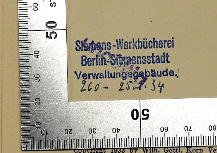 - (Siemens-Werkbücherei), Stempel: Name, Ortsangabe; 'Siemens-Werkbücherei
Berlin-Siemensstadt
Verwaltungsgebäude.'.  (Prototyp);Bf 458 : Sozialismus und Außenpolitik (1933)