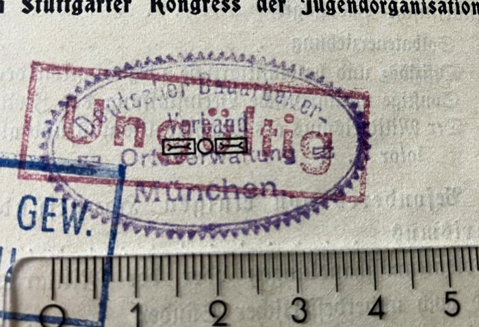 - (Deutscher Bauarbeiter-Verband. Ortsverwaltung München), Stempel: Berufsangabe/Titel/Branche, Ortsangabe; 'Deutscher Bauarbeiter-Verband
Ortsverwaltung 
München'. 