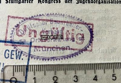 - (Deutscher Bauarbeiter-Verband. Ortsverwaltung München), Stempel: Berufsangabe/Titel/Branche, Ortsangabe; 'Deutscher Bauarbeiter-Verband
Ortsverwaltung 
München'. 